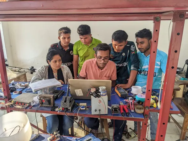 Learning together around a hardware prototype.