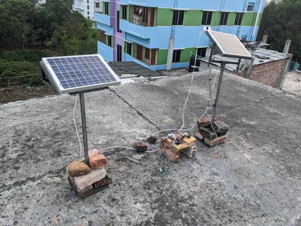 Rooftop setup with a fixed panel and an actuated tracking panel.